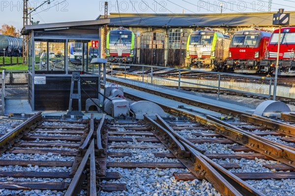 Hub, behind it modern locomotives of the Austrian Federal Railways, ÖBB, and Deutsche Bahn, DB,