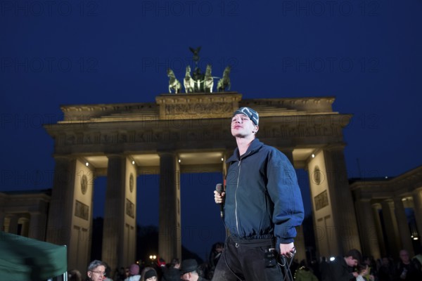 Egon Werler (musician) sings at the international climate demo under the motto Fight for 1.5 at the