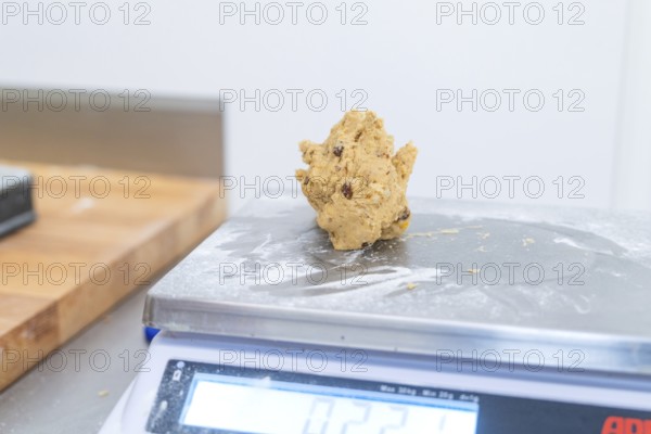 A lump of dough is lying on a kitchen scale in a bright kitchen, Christmas baking, Haselstaller