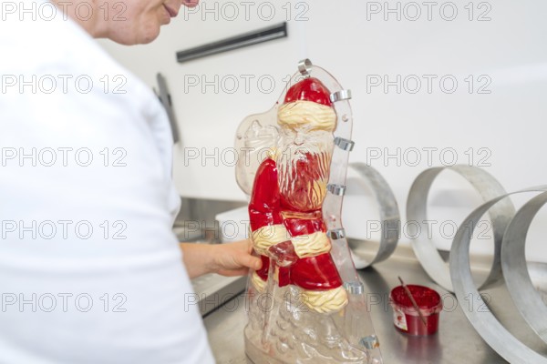 Chocolate Santa Claus mold is worked on a table, Christmas baking, Haselstaller Hof, Wildberg,