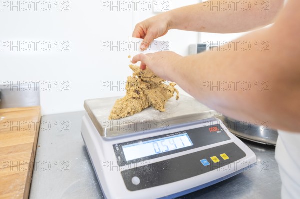 Hands weigh dough on a digital scale, weight is shown, Christmas baking, Haselstaller Hof,