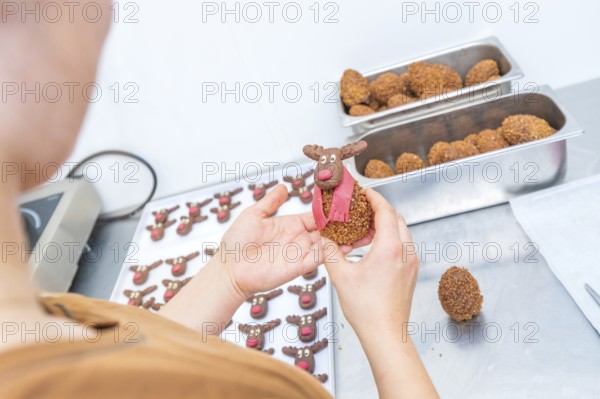 Person molds handmade reindeer chocolate with red decorations, Christmas baking, Haselstaller Hof,