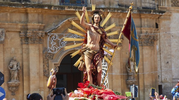 Scigli, Easter Sunday, statue of the Resurrected Christ, solemn statue of Christ in front of a