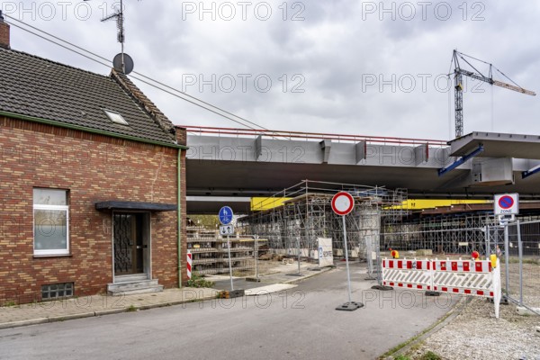 Residential buildings, directly on the A40 Neuenkamp bridge, in Duisburg-Homberg, inclined ropes of