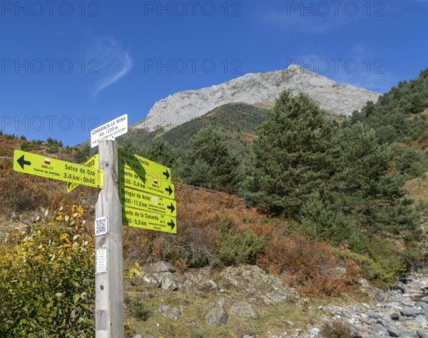 Hiking trails footpath sign Guarrinza - La Mina, Parque Natural Valles Occidentales, Hecho,