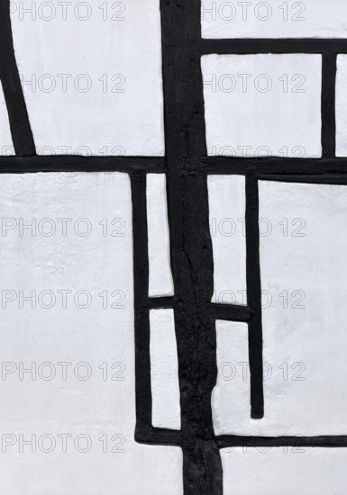 Unusual framework of irregularly arranged rectangular wooden beams in three compartments,