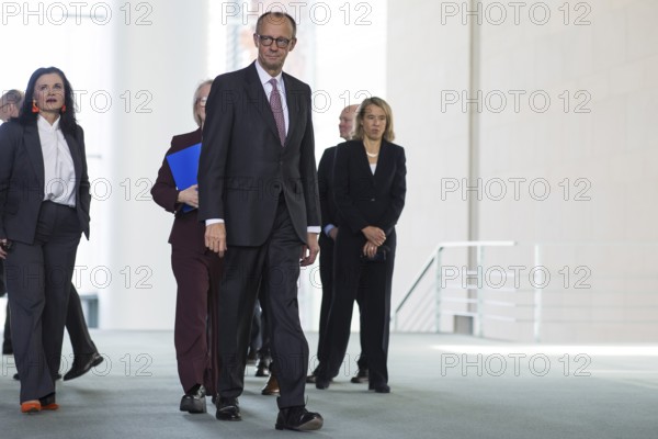 Friedrich Merz (Federal Chancellor of the Federal Republic of Germany, CDU) handing over the annual