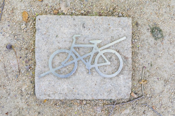 Information sign on the way in Muskauer Park, cycling prohibited, UNESCO World Heritage, Bad