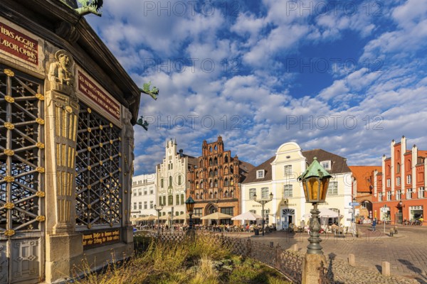 Wismarer Wasserkunst and the Alter Schwede and Reuterhaus restaurants on the market square in the