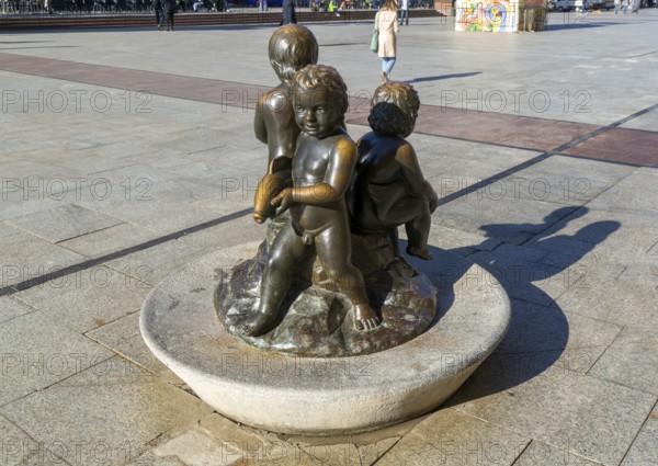 Niños con Peces Children with Fish bronze sculpture fountain, Plaza del Pilar, Zaragoza, Aragon,