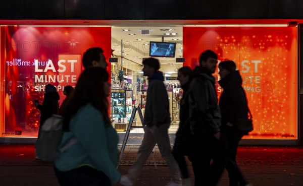 Full city center, shopping street, Kettwiger Straße pedestrian zone in Essen, shop window of a