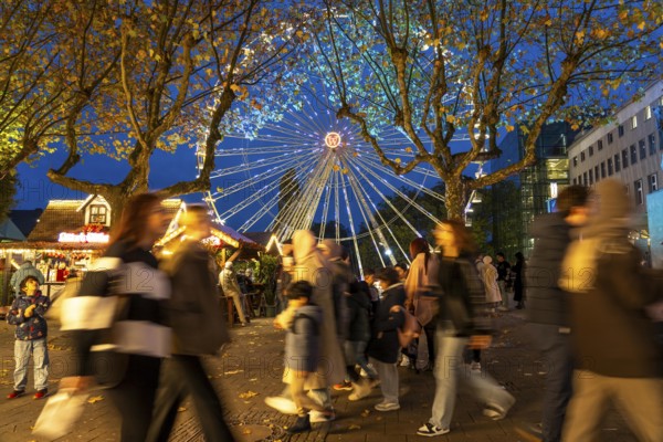 Full city center, shopping street, Kettwiger Straße pedestrian zone in Essen, first takeaways and