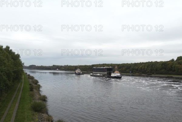 Tugboats bring a lock gate through the Kiel Canal, NOK, Kiel Canal, Kiel Canal, Schleswig-Holstein,