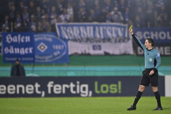 Referee Benjamin Brand shows yellow card yellow warning DFB-Pokal, Voith-Arena, Heidenheim,