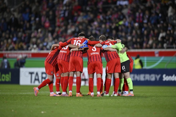 Team building, circle of the team in front of the start of the game 1. FC Heidenheim 1846