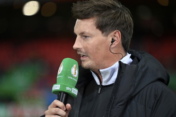 Microphone Mikro Logo SKY interview with trainer coach Merlin Polzin Hamburger SV HSV portrait