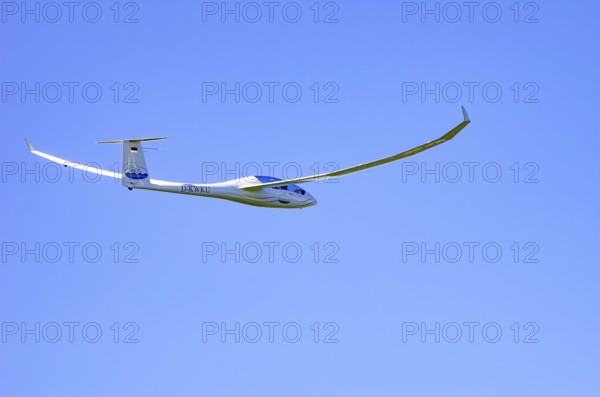 A Schempp-Hirth Arcus E motor glider, registration D-KWKU, during a screening as part of an air