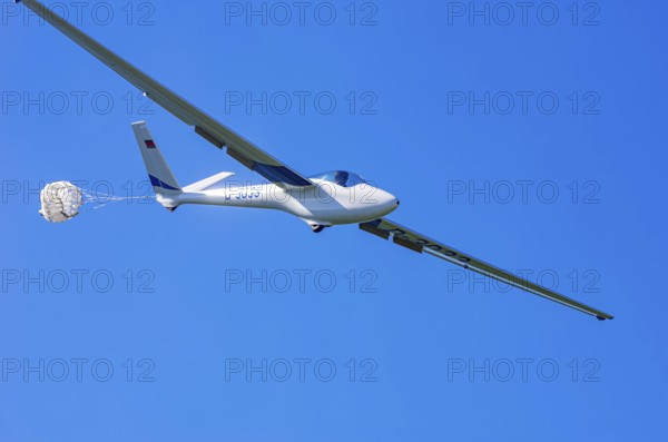 A Hänle H-101 somersault glider, registration D-3033, during a demonstration as part of an air show