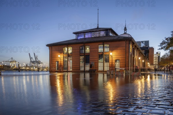 Storm surge (flood) of 24.10.2025 at the Hamburg fish market on the Elbe during the blue hour,