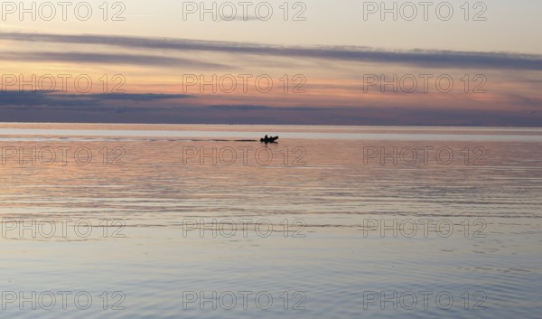 Anglers on the beach during sunset, Fehmarn Island, 18.10.2025, Fehmarn, Schleswig-Holstein,