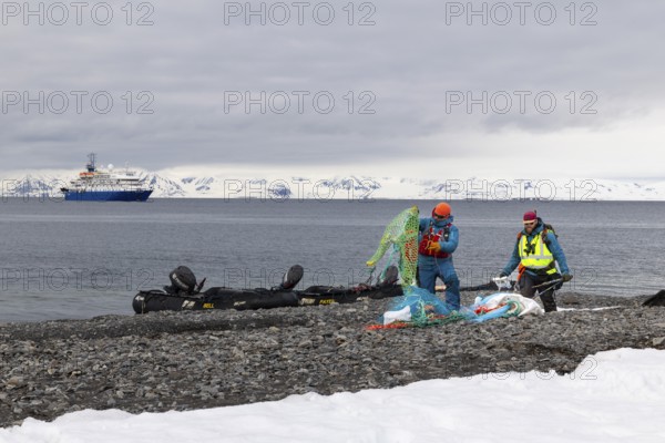 Collecting washed up fishing nets on the beach, expedition ship, sea, Mushamna, Spitsbergen,
