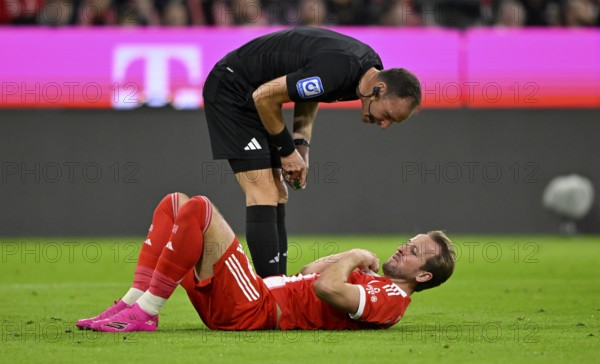 Referee Bastian Dankert at Harry Kane FC Bayern Munich FCB (09) injured ground injury Deutscher