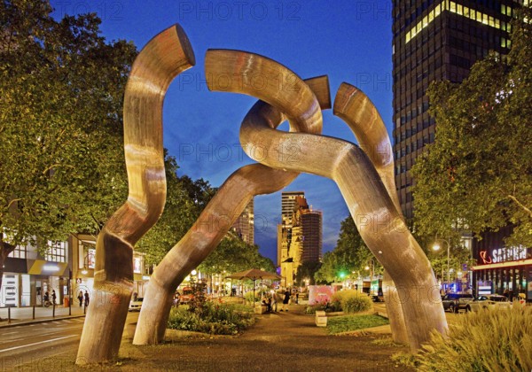 The sculpture entitled Berlin by Brigitte and Martin Matschinsky-Denninghoff with Kaiser Wilhelm