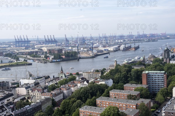 City view, view of the Elbe with St. Pauli Landungsbrücken and Hamburg harbour, from the tower of