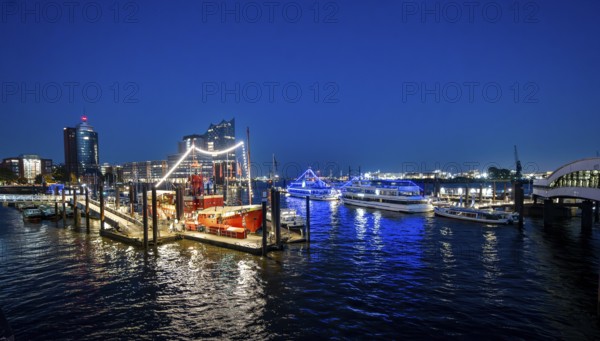 View of illuminated ships on the Elbe promenade with restaurant Das Feuerschiff LV 13, City