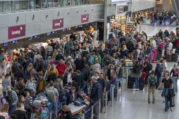 Full check-in hall, queues, Terminal B, many thousands of people take off on the first day of the