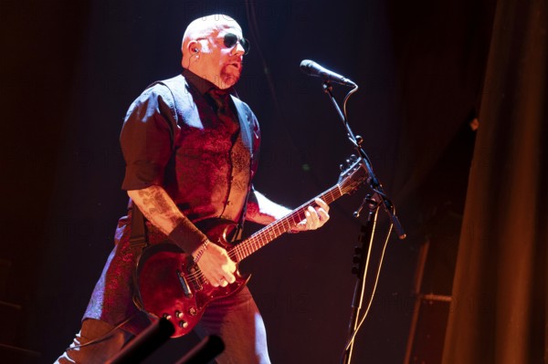 Carl Fornia, guitarist, Mono Inc., dark rock band, D, live on Live 2025 Tour at the Columbiahalle