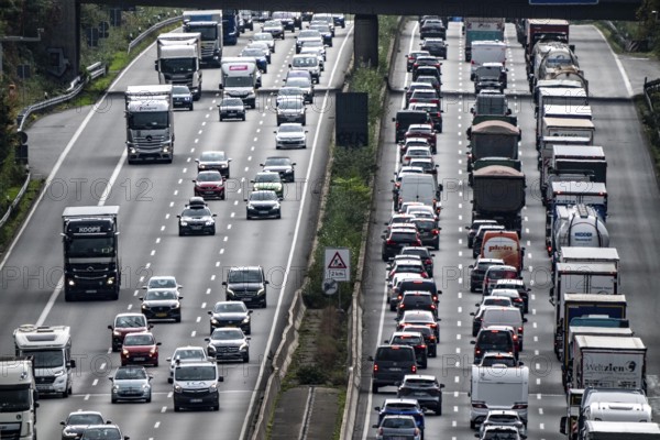 Traffic jam on the A3 motorway between the Hilden junction and the Mettmann junction, view to the