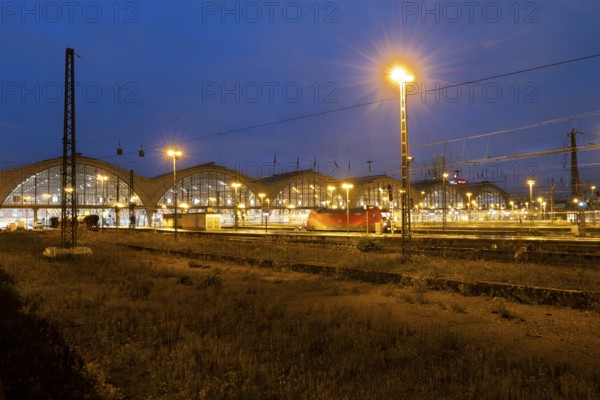 Riveted iron truss, railway, railway tracks, building, blue hour, main station, Leipzig, Saxony,