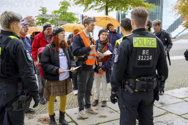 Henning Jeschke discusses with a policeman. He wants access to the Reichstag because he wants to