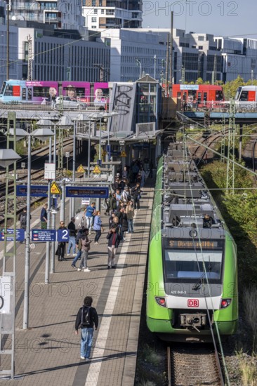 Düsseldorf-Wehrhahn station, S-Bahn and regional transport, interface with the Rheinbahn, tramway,