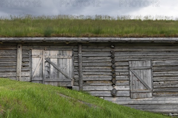 Scheune mit Grasdach, historischer Bauernhof und Pilgerunterkunft Budsjord, Dovre, Pilgerweg