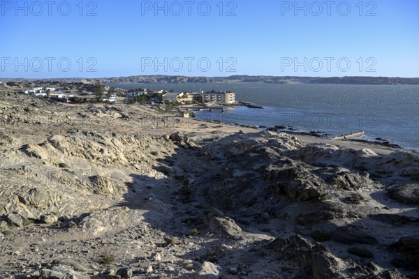 Blick vom Diamantenberg auf die Lüderitz-Bucht mit dem Lüderitz Nest Hotel, Lüderitz, Region Karas,