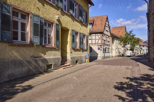 Historisches Gebäude, Fassade mit Fenstern und Fensterläden, Sandsteingebäude, Spitzdach mit roten
