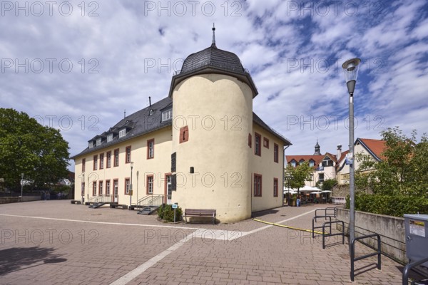 Historische Gebäude, Kellerei, allgemeine Architektur, Laterne, Fahrradständer, Sitzbank,
