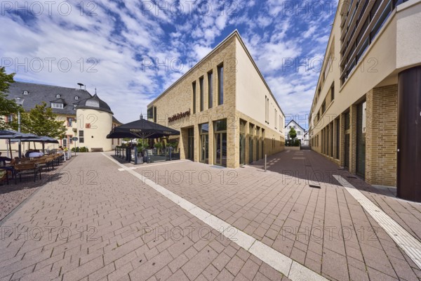 Stadtbücherei, Kókkos Café und Meze, Außenbereich, Geschäftsgebäude, moderne Architektur,