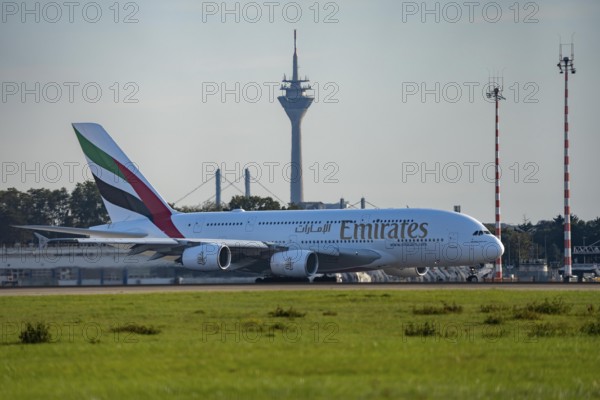 Emirats Airbus A380 rollt zum Start auf dem Flughaben Düsseldorf, DUS, Nordrhein-Westfalen,