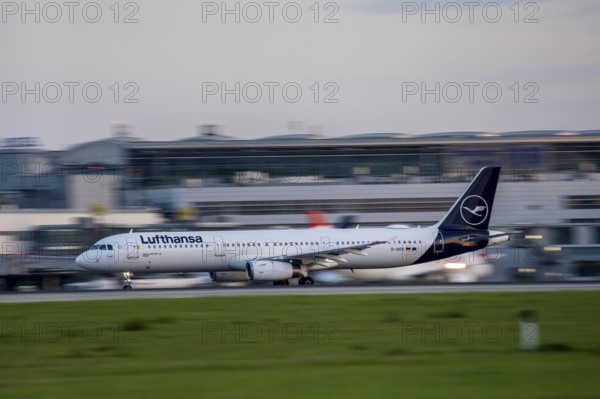 Lufthansa Airbus A32, beim Start auf dem Flughaben Düsseldorf, DUS, Nordrhein-Westfalen,