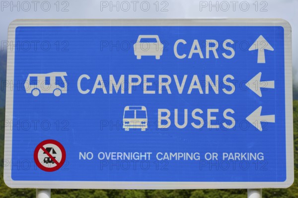 Ein Schild zeigt die Richtung für Autos, Wohnmobile und Busse und verbietet Übernachtcamping oder