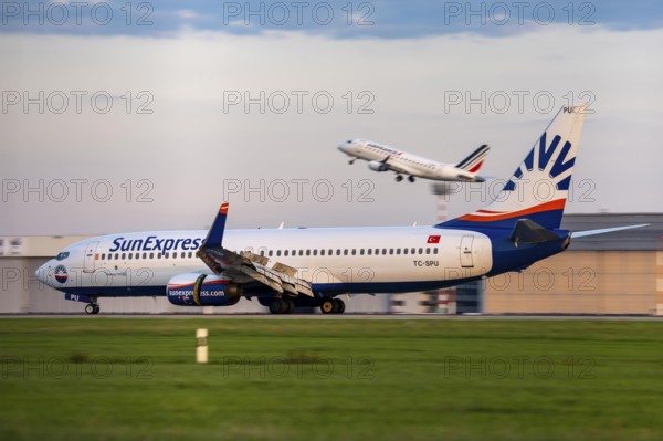 Sunexpress Boeing 737-800, lands, Air France Air France Hop, Embraer E170STD, takes off at
