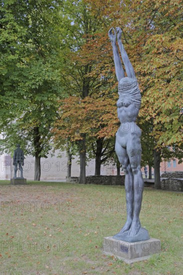 Sculpture Große Neeberger Figur von Wieland Förster 1997, nude standing female figure, nude,