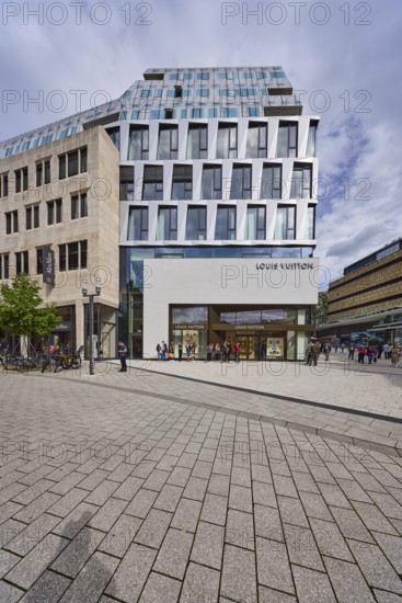 Modern architecture, Boutique Louis Vuitton, shop, shopping, pedestrians as accessories, pedestrian