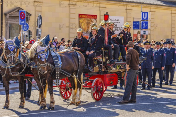 Historical float of the Munich-Aubing volunteer fire brigade, traditional traditional costume and