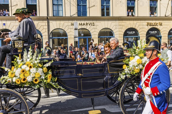 Festive carriage of the Lord Mayor of Munich Dieter horse-rider with his woman Petra horse-rider,