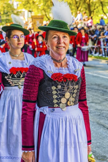 Women in traditional traditional costume accompany the entry of the Oktoberfest hosts, Oktoberfest,