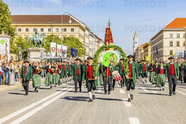 Dietershofen firearms club from Unterallgäu, traditional traditional costume and marksmen's parade,